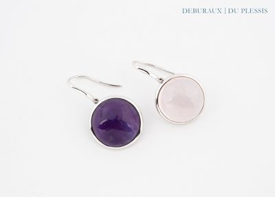 une paire de boucles d'oreilles en améthorate et quartz rose sur fond blanc