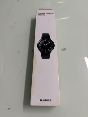 emballage d'une montre Samsung posé sur une table avec un fond blanc