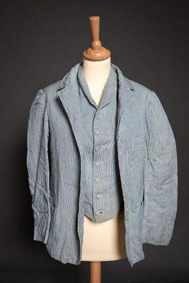 une photo d'une veste bleue sur un mannequin