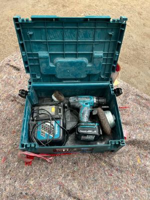 1 Malette MAKITA contenant 1 visseuse, 1 chargeur et des acc…