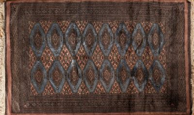 un tapis marron et bleu orné d'un motif