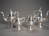 quatre pièces en argent pour le thé et le café sur une table