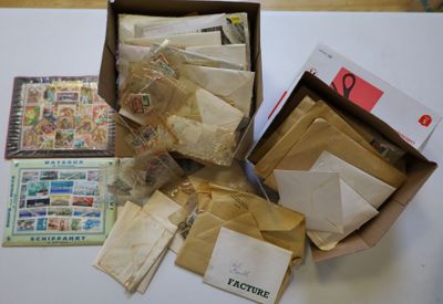 une boîte de timbres et d'enveloppes posée sur une table