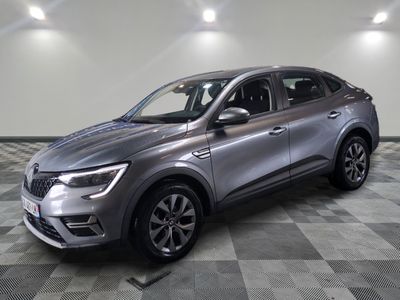 un SUV argenté garé dans une pièce au sol en damier