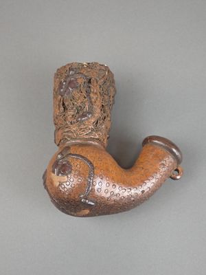 un tuyau marron posé sur une surface grise