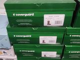 des cartons contenant du matériel informatique empilés les uns sur les autres sur une table