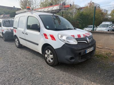 une camionnette blanche avec des bandes rouges garée sur le bord de la route