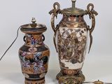 deux vases posés l'un à côté de l'autre sur une table