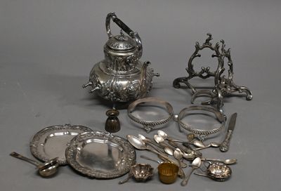 beaucoup d'objets en argent qui se trouvent sur la table