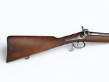 un fusil avec un canon en bois et une bouche en métal