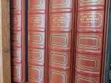 de nombreux livres qui se trouvent sur une étagère dans la pièce