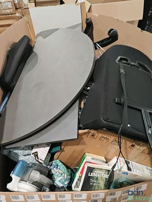 une boîte en carton contenant un ordinateur portable et d'autres objets