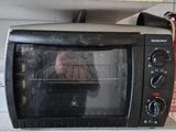 un four grille-pain posé sur une étagère dans une cuisine