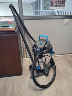 un aspirateur posé sur le sol de la pièce