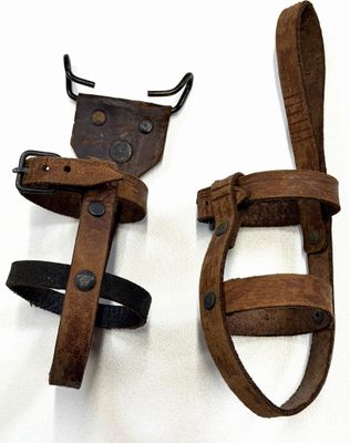 deux paires de chaussures en cuir reliées l'une à l'autre