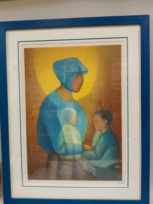 tableau représentant une femme tenant un bébé dans ses bras, dans un cadre bleu