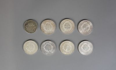 six types de pièces différents alignés sur une surface grise