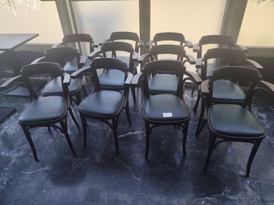 un grand nombre de chaises dans une pièce