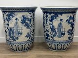 deux vases bleus et blancs posés sur un parquet