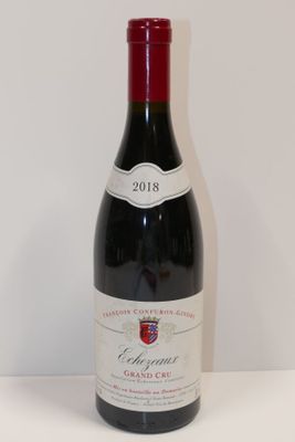 une bouteille de vin posée sur une table