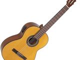 une guitare acoustique sur fond blanc
