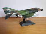 une maquette d'avion de chasse posée sur une table en bois