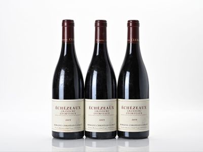 trois bouteilles de vin rouge posées côte à côte sur une table