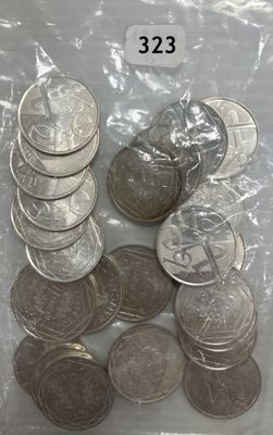 beaucoup de pièces dans un sac sur la table