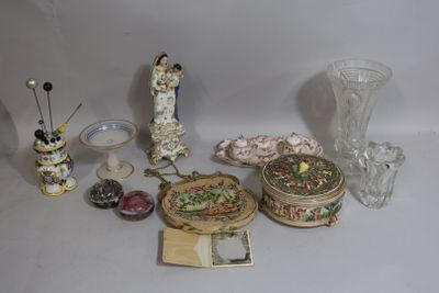 Lot de bibelots divers : piques à chapeau (max 24cm), un bag… - Photo 1