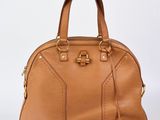 une image d'un sac à main en cuir marron sur fond blanc