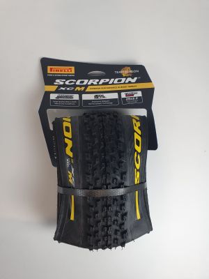 un gros plan d'un pneu de vélo sur une surface blanche