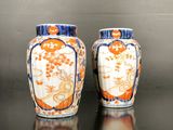 deux vases posés sur une table