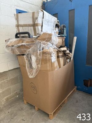 un grand carton posé devant une porte bleue