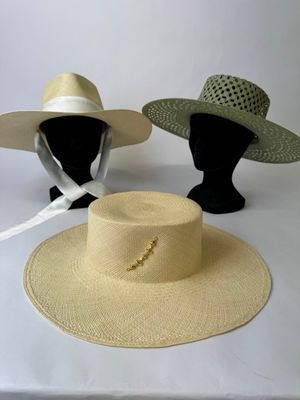 Il y a deux chapeaux posés sur une table, avec un chapeau par-dessus.
