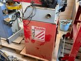 une machine posée sur une palette dans une pièce