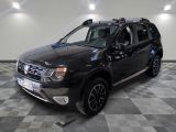 une photo d'un 4x4 noir garé dans un garage