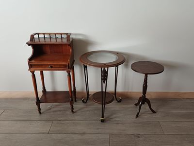 deux tables et une petite table sur laquelle est posé un miroir