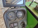 un gros plan sur le tableau de commande d'un tracteur