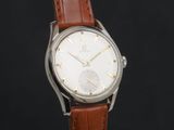 une image représentant une montre argentée avec un bracelet en cuir marron sur fond noir