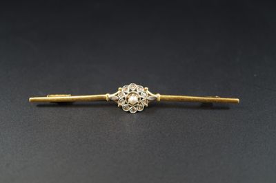une pince à cravate en or ornée d'un motif floral