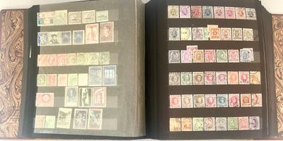 un livre ouvert, sur lequel sont posés des timbres, posé sur une table