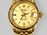 une image représentant une montre Rolex dorée sur fond blanc