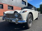 une voiture blanche garée devant un bâtiment