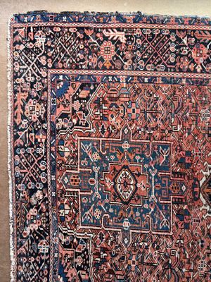 un tapis persan ancien orné d'un motif bleu et rouge