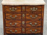 une commode en bois avec un plateau en marbre
