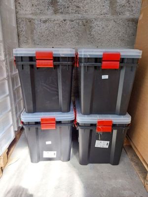 trois boîtes de rangement en plastique empilées les unes sur les autres