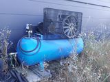 un réservoir bleu muni d'un ventilateur, situé à côté d'un bâtiment