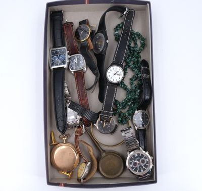 une boîte remplie de montres de toutes sortes et d'autres montres