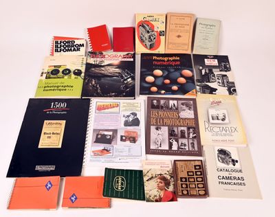 beaucoup de livres posés ensemble sur la table