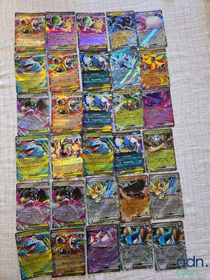 un gros plan sur une pile de cartes Pokémon posée sur une table